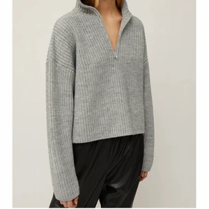 Stickad zip up Weekday - Säljer denna fina tröja från weekday som är perfekt till hösten! Fick precis hem den men passade tyvär inte mig, så den är som ny. Den är slutsåld på hela hemsidan, nypris är 400kr! Mitt pris är 220kr och då är frakten inräknad i priset.                                                                                   Skriv gärna vid intresse🖤                                                                                           Bud just nu ligger 310kr