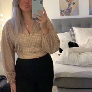 Fin topp! - Säljer denna as söta topp från Zara då den är liite tajt på migrän jag brukar vara M och denna är i S!⚡️⚡️köpt för 350 och säljer för 170kr