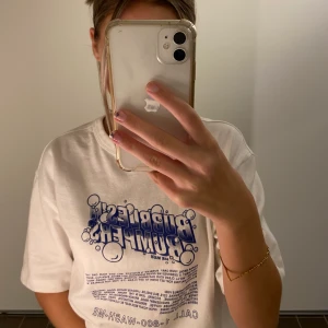 Eytys x H&M - 🤎Vit t shirt från Eytys kollektion med H&M, ca 1 år gammal. Slutsåld i butik. Den är i nyskick då den inte kommit till användning.🤎 💌Fraktar: Måndagar & Torsdagar eller möts upp. Denna har varit eftertraktad så ni får BUDA. Startbud- 200. Buda i kommentarerna🧃 ❗️AVSLUTAD❗️Frakt: 60 kr. !⏰