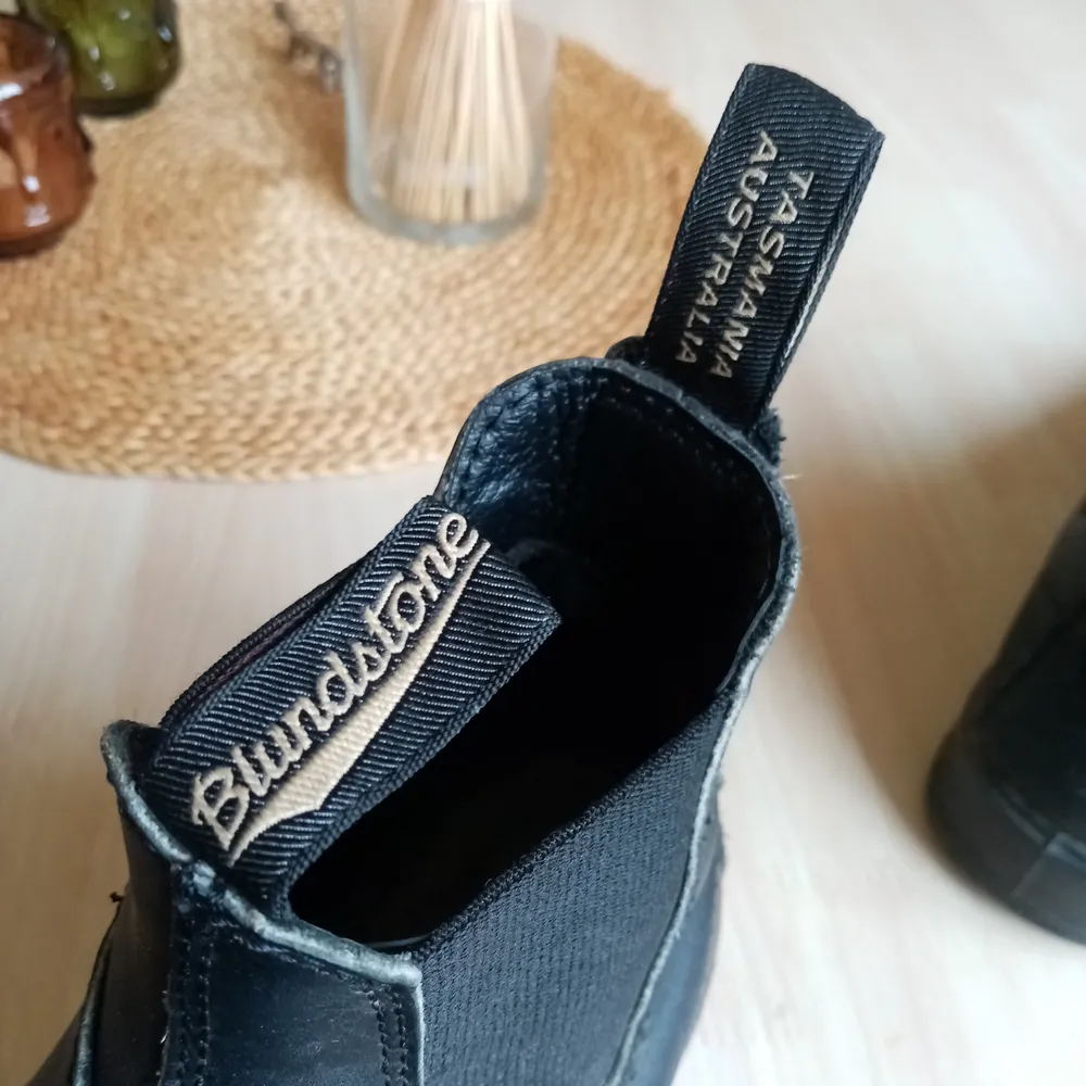 Svarta boots från blundstone i strl 39. Väldigt sparsamt använda, köpta förra vinter(2019). Perfekt sko under vintern då dom är vattentäta och håller värmen. Kan skickas mot frakt, 63kr.. Skor.