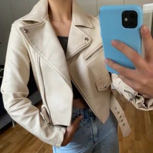 Skinnjacka från bershka  - Skinnjacka från bershka helt i nyskick! Köparen står för frakt!🥰