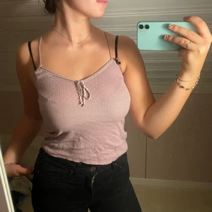 Lila Linne - Stickat lila linne💜 Super gulligt och trendigt! Köparen står för frakt annars möts vi på söder. 