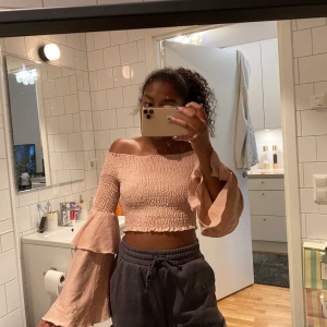 Söt topp!! - En beige söt topp från Bohoo. Högsta bud 72kr ink frakt