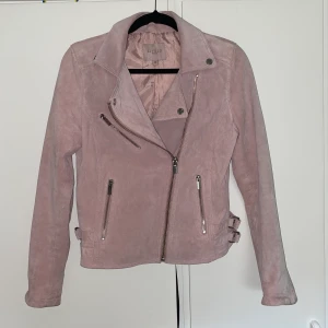 Rosa bikerjacka i strl. 40 - Säljer min rosa bikerjacka, använd Max 5 gånger så i mycket bra skick! Strl 40, men passar som en 38. Material mocka. Gratis frakt!
