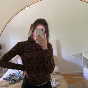 Leopard tröja med hög krage! - Underbar leopard tröja som passar perfekt till hösten och vintern. Använd Max 2 gånger!🌸
