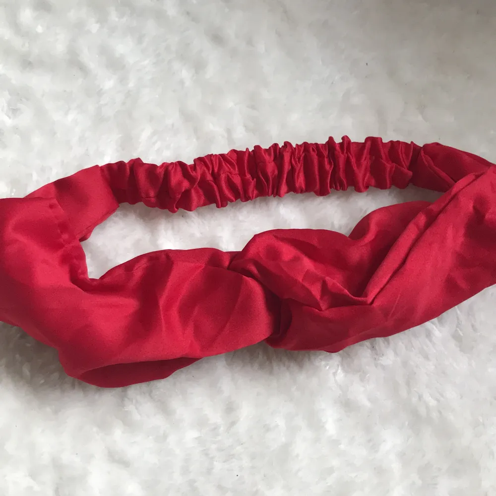 Ett rött hårband från glitter (oanvänt)🤗. Accessoarer.