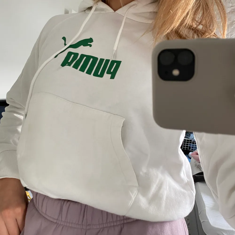 Skitsnygg hoodie från PUMA som tyvärr blivit för liten för mig. Storlek M men är som XS, liten i storleken 🦋 men snygg att ha som croppad hoodie också om man vill det!. Hoodies.