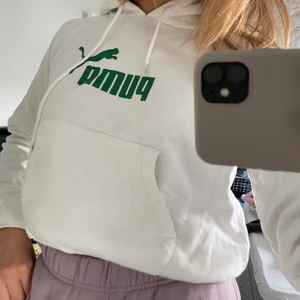 Hoodie från PUMA - Skitsnygg hoodie från PUMA som tyvärr blivit för liten för mig. Storlek M men är som XS, liten i storleken 🦋 men snygg att ha som croppad hoodie också om man vill det!