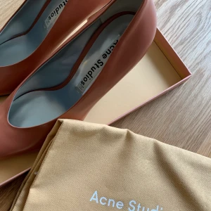 Nya magiska Acne Studios Suria pumps 💥💥 - Världens finaste pumps i färgen powder pink säljes. Aldrig använda pga att jag sällan använder högklackat. OBS! Har ett litet jack framtill på ena skon som man dock inte lägger märke till när man har dom på sig (se bild) därav priset ❤️ Ord pris är 3800kr