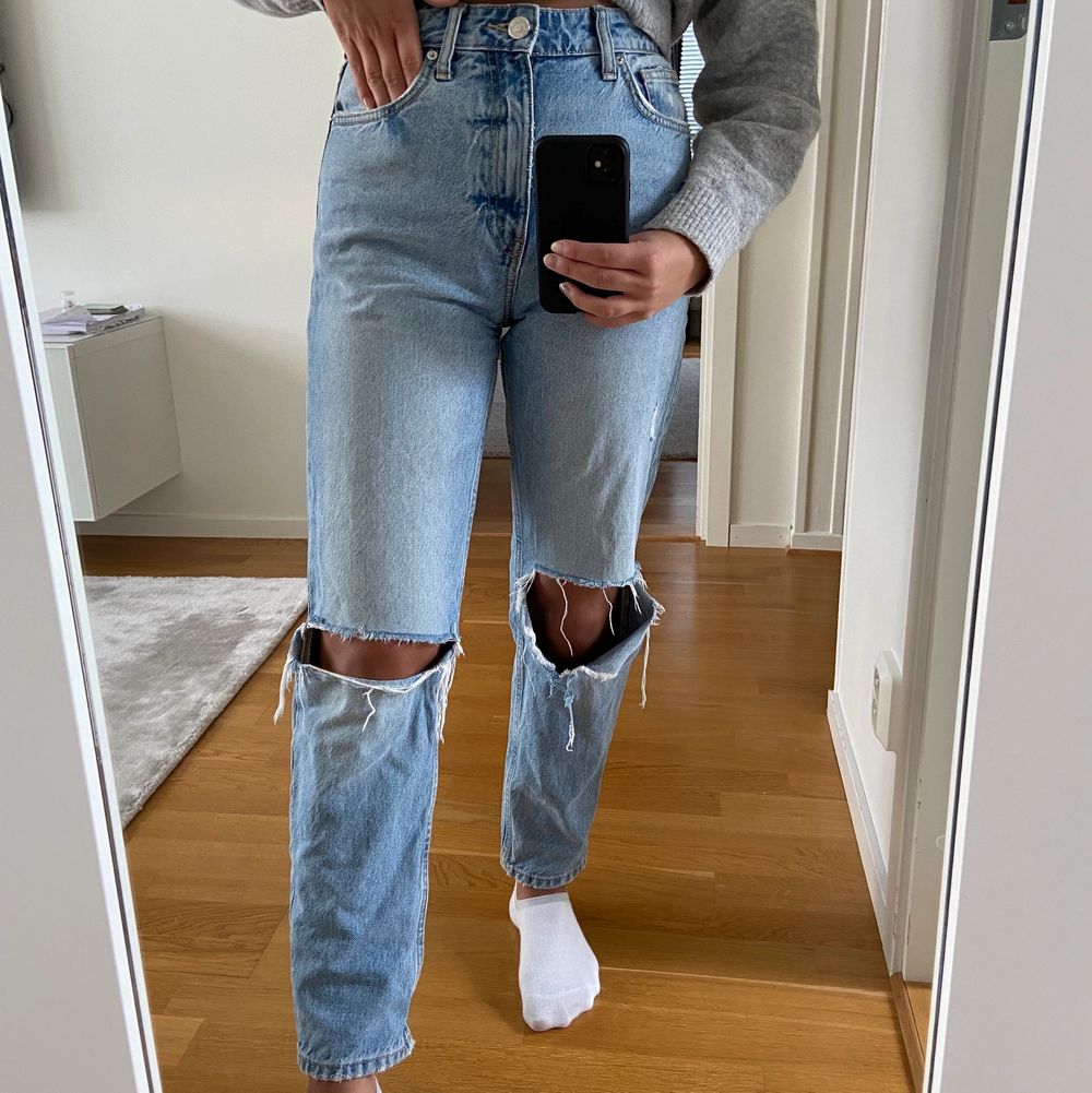 Jeans med hål från Zara | Plick Second Hand