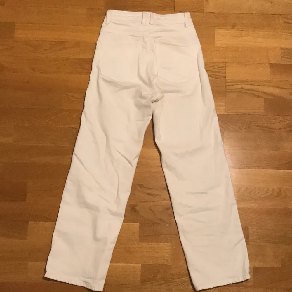 Ett par vita jeans från Lindex. Går över ankeln på mig som är ungefär 165cm.🥰. Jeans & Byxor.