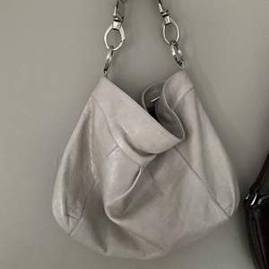 grå väska som jag köpte här på plick men kommer inte riktigt till användning💕 jättefin väska verkligen med silverdetaljer ☺️