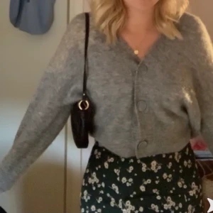 grå kofta från stories - Så så söt grå kofta från stories! Säljer pga inte min stil längre men är köpt ganska nyligen för nypris 690kr :) skriv privat om ni vill ha fler bilder!