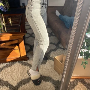 Gråa jeans med slitis  - Från mango storlek 34/36💕kund står för frakt