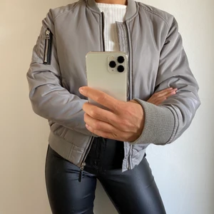 Grå bomberjacka  - Grå bomberjacka från lager157 i väldigt bra skick. Perfekt inför höst och vår. 