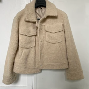 Jacka strl. 38 - Höst/vinterjacka från ginatricot. Använd kanske 5 ggr. Köparen står för frakt🕺 Kan mötas upp på söder 