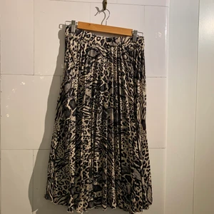 Lång kjol från Ginatricot i storlek M. - 90 med inkluderad frakt.