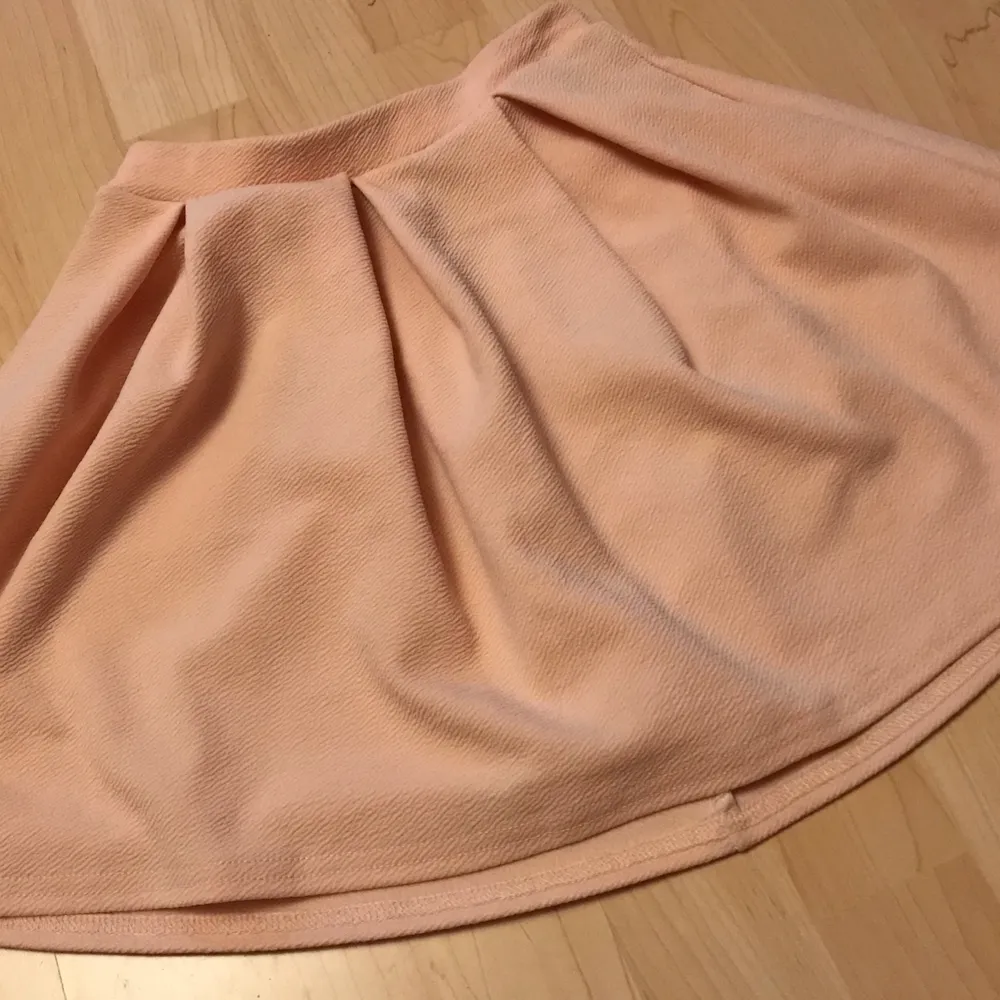 Rosa kjol i storlek 34, använd 2 gånger. Kom med prisförslag, frakt tillkommer . Kjolar.