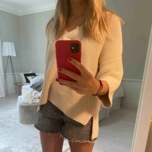  - Jättefin tröja från Gina tricot, perfekt nu till hösten! Aldrig använd med prislappen kvar original pris 499