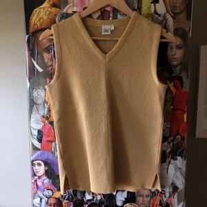 Gul väst - Väst i superfint skick!! Skriv om frågor. Frakt står köparen för💖