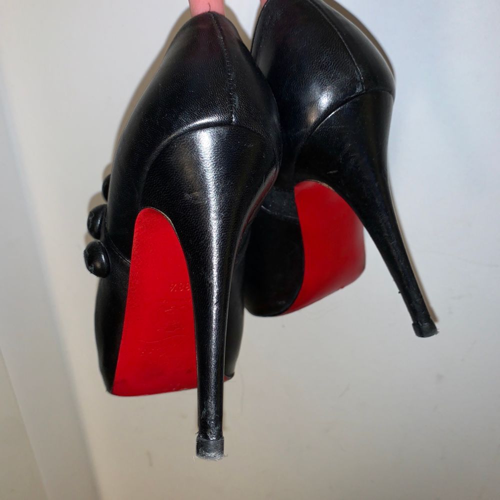 Klackar frĂ„n Christian Louboutinđ€ LĂ„gt pris pga att Ă€kthet inte kan garanteras, köpte dem second hand nĂ€r jag var i New York. Klackhöjd 12cm. OBS!!! Som de flesta Louboutins Ă€r de smĂ„ i storleken, skulle sĂ€ga att de Ă€r som storlek 37-37.5 (de Ă€r egentligen i 38.5).. Skor.