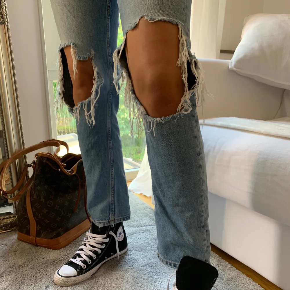 Supersnygga jeans från Zara!! Mina gamla favoriter men ansvänds tyvärr inte alls längre då jag är för lång (180cm). . Jeans & Byxor.