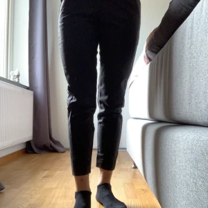 Kostymbyxor - Tighta styva kosymbyxor. Helsvarta🌻 