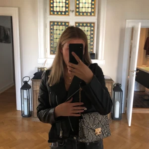 Väska Zara - Jättefin fake ormskinns väska från Zara. Använder inte denna längre tyvärr. 50kr+frakt 💖 kan även mötas Malmö/Båstad