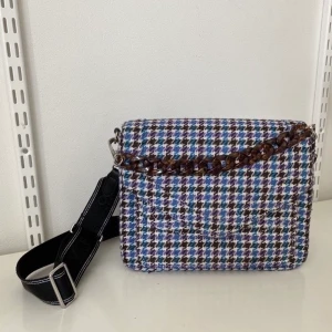 Beck Söndergaard väska - En jättesnygg väska jag sällan får användning för! Köpt för 1 år sedan, använd enstaka gånger. Väldigt praktisk, får plats med mycket mer än mobil och nycklar. Den har ett eget fack för det.