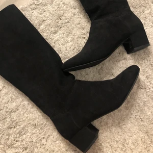 Knee high boots  - I nyskick, endast använda 2 gånger. Köparen står för frakt ✨✨