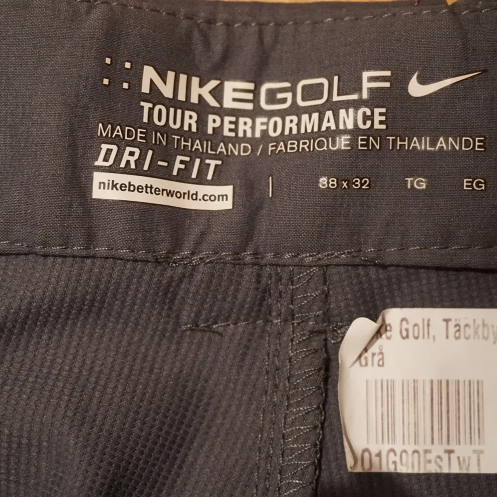 Tunna Golfbyxor från Nike. ALDRIG använda, prislappen sitter kvar. Köpta för 799 kr. Jeans & Byxor.
