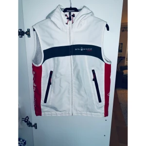 Sail racing väst  - Sail racing väst, str S, i fint skick (jätte lite utsuddad vid ena sidan, man märker knappt det).  Kolla gärna in mina andra inlägg, Vi intresse av fler varor så fixar jag ett bra paketpris!