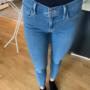 Levis jeans - Säljer mina Levis jeans då jag knappt använder ljusa byxor längre. Jättesköna och i ljus fin jeansfärg. De har tyvärr ett litet hål på knät men ingenting som stört mig. Nypris 1000kr modellen heter 720, High Rise Super Skinny