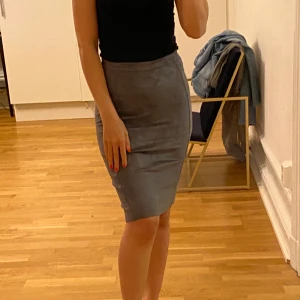 Strl:34 - Helt ny kjol använd en gång perfekt passform. Frakt till kommer.