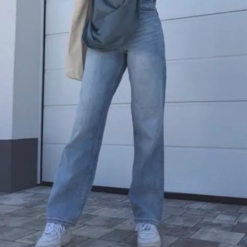 Raka jeans från Monki i modellen Yoko. Knappt använda så skicket är väldigt bra. Storleken är 24 och färgen är mid blue. (Bilder lånade från Monkis hemsida). Jeans & Byxor.
