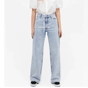 Yoko jeans - Slutsålda jeans från monki, samma jeans som på modellen fast i en annan färg som ni ser på bild 2, super bra skick, jag är 165 och de passar perfekt på mig i längden 