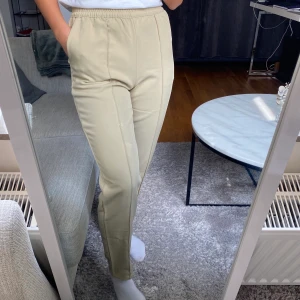 NA-KD Kostymbyxor - Fina beigea byxor från NA-KD i storlek 34. Passar XS-S då det är resår i midjan! Bra skick, inga defekter🌟