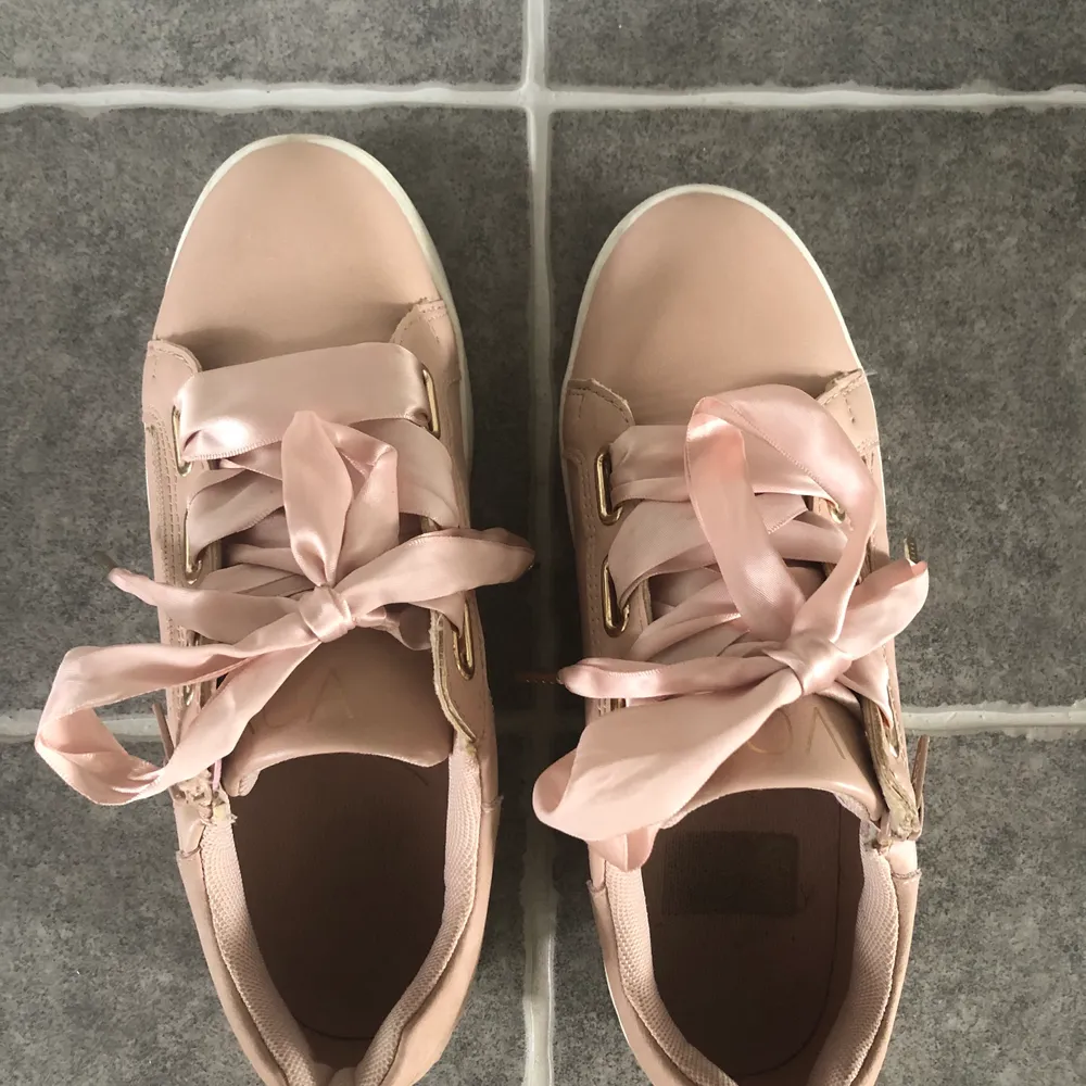 Ett par rosa skor med rosett framtill, storlek 40 men säljes pga för småa så passar nog 39or också!                        Använda ett fåtal gånger trots smuts på skorna!           100kr + frakt . Skor.