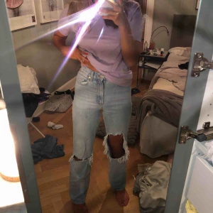  - Säljer ett par populära mango jeans  Långa raka  Det stora hålet är på höger sida