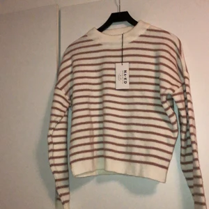 NAKD stickad tröja - Säljs pga glömde skicka tillbaka! Super mysig, inte sticksig, stickad tröja från NAKD. Endast testad en gång & ligger i in original påse. Tröjan är i strl M. Nypris:399