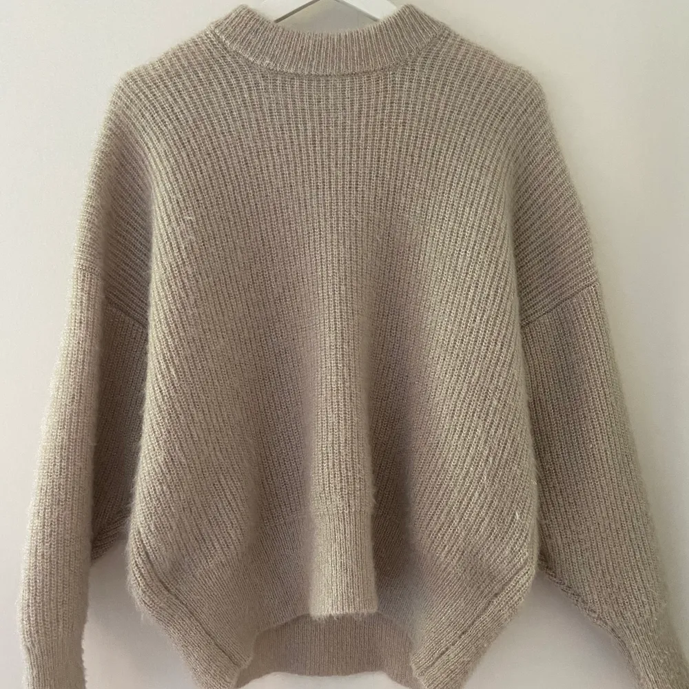Snygg stickad tröja från Gina tricot. Inte mycket använd, väldigt gosig och snygg färg men lite glitter i;). Tröjor & Koftor.