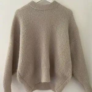 Snygg stickad tröja från Gina tricot. Inte mycket använd, väldigt gosig och snygg färg men lite glitter i;)