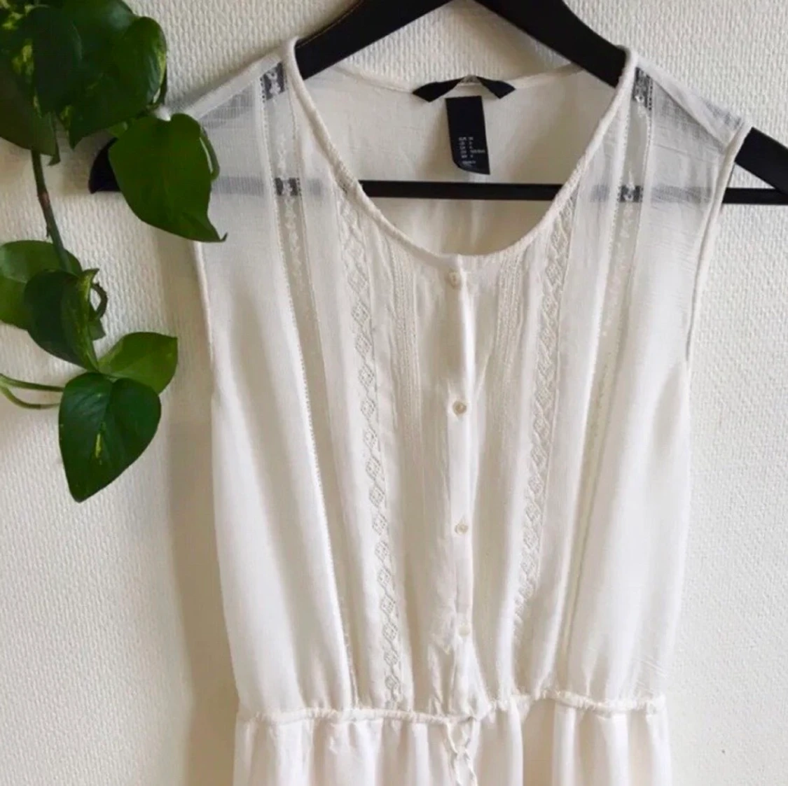 Vit tunn sommarklänning