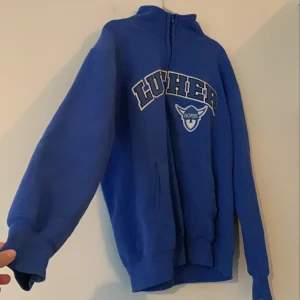 Hoodie  - Köpt på secondhand och är i märket champion. I väldigt fint skick. Den är oversized på mig som brukar ha S💞 skriv för bilder på:)