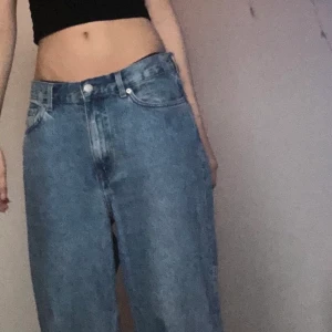 Weekday jeans strl W27 L32 - Ett par superfina weekday jeans! Skulle säga att de är vintage. På mig är de väldigt stora i midjan, vilket jag tycker är charmen med plagget! Säljes pga kommer inte till användning.