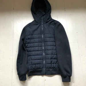 Zara jacka  - Kombinerad och vadderad jacka köpt från Zara, nästintill oanvänd