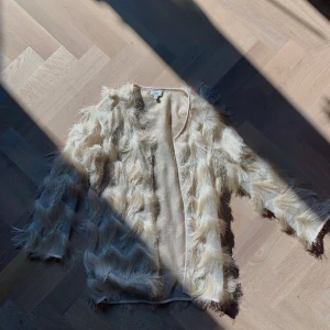 Kofta med fransar - Tunn kofta med fransar på från River Island. Aldrig använd.