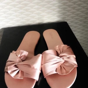Rosa satin tofflor strl 38 - Jätte fina tofflor som aldrig blivit använda i storlek 38 men dom känns som 36. Fraktkostnaden betalar du själv:)