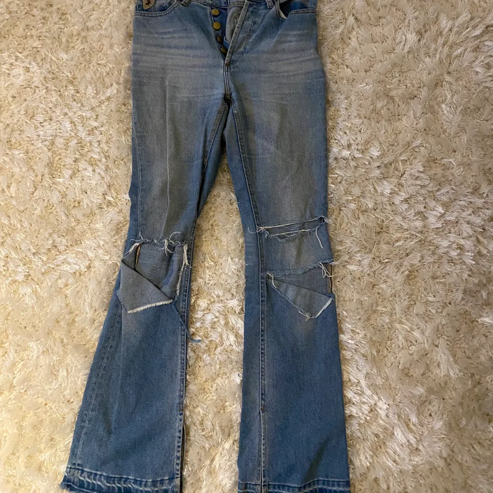 Jeans ifrån lois! Själv klippt hålen och det är väldigt snygga! Säljer då jag ej kan ha de längre, storlek 26 L32. Nypris över 1400kr💓. Jeans & Byxor.