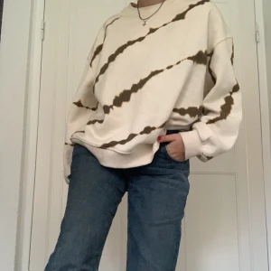 Tröja från zara - Super ball o snygg tröja från zara! Stolek s men passar även m och l. Buda i kommentarerna från 200kr frakt tillkommer 💓💓 högsta bud: 330kr